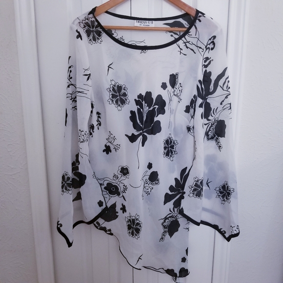 Floral, Flowy, Bell Sleeve, Asymmetrical Blouse - Picture 6 of 8